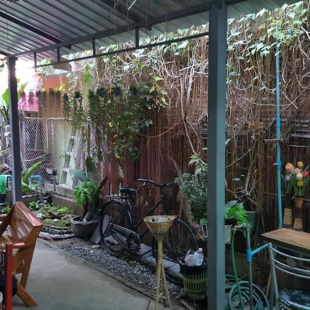 One Isra Hostel Чиангмай Екстериор снимка