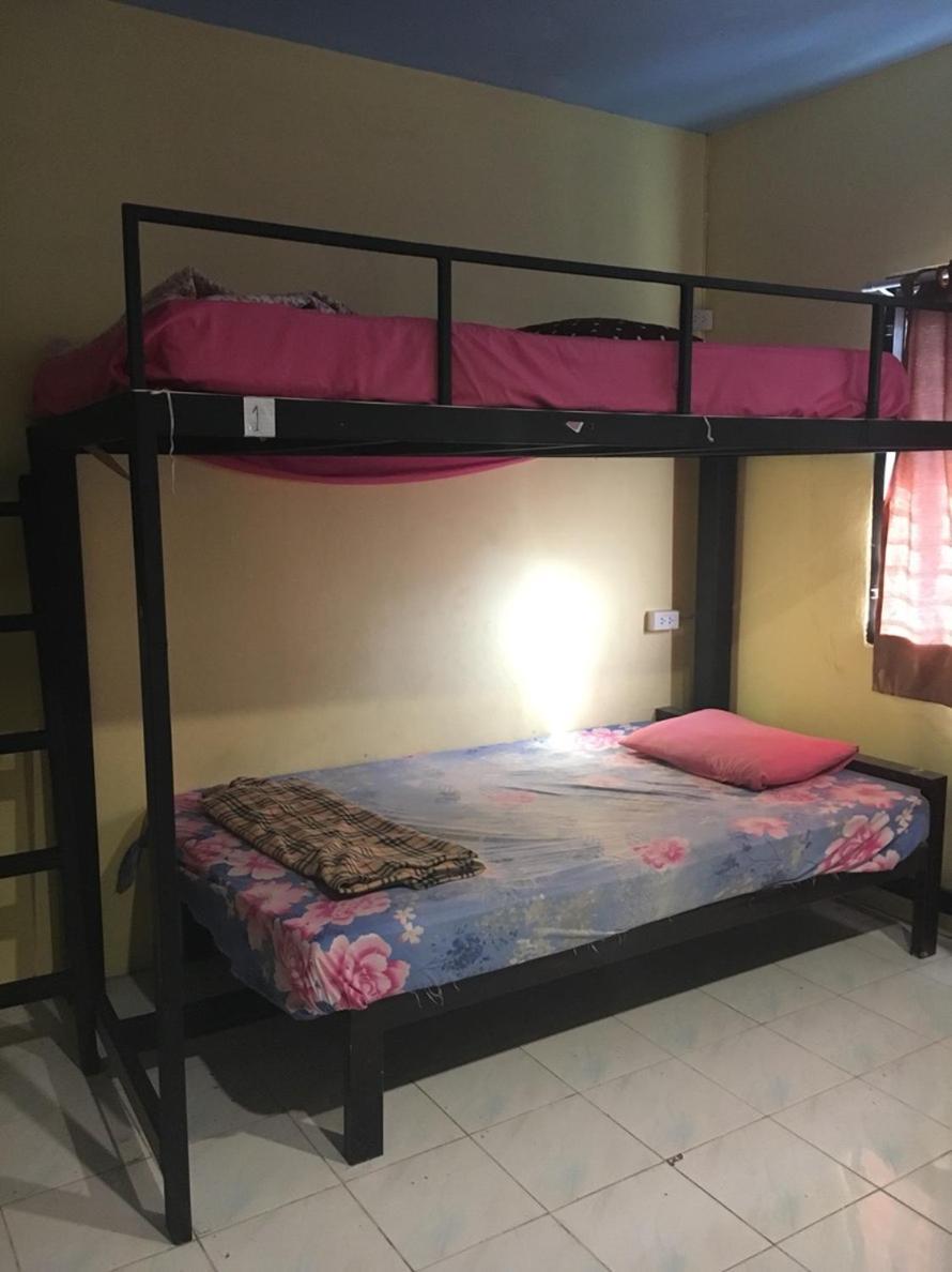 One Isra Hostel Чиангмай Екстериор снимка