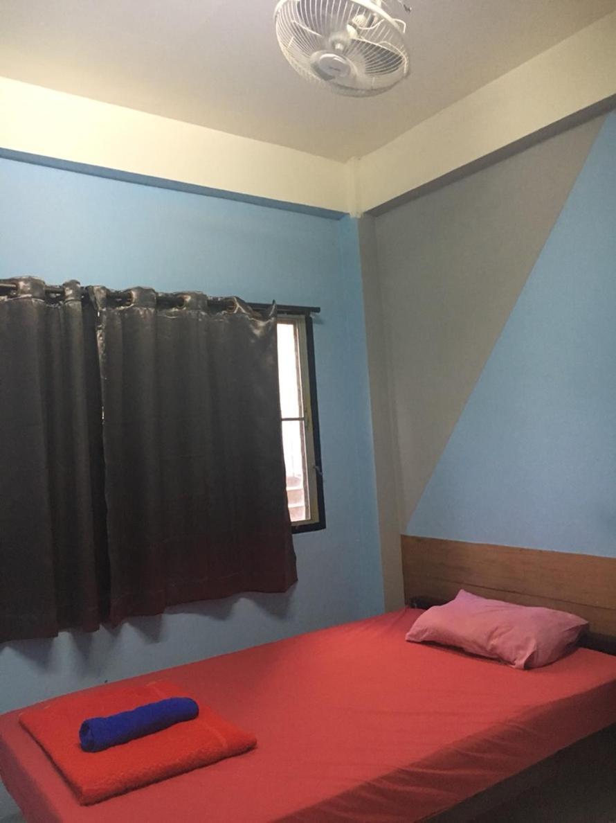 One Isra Hostel Чиангмай Екстериор снимка