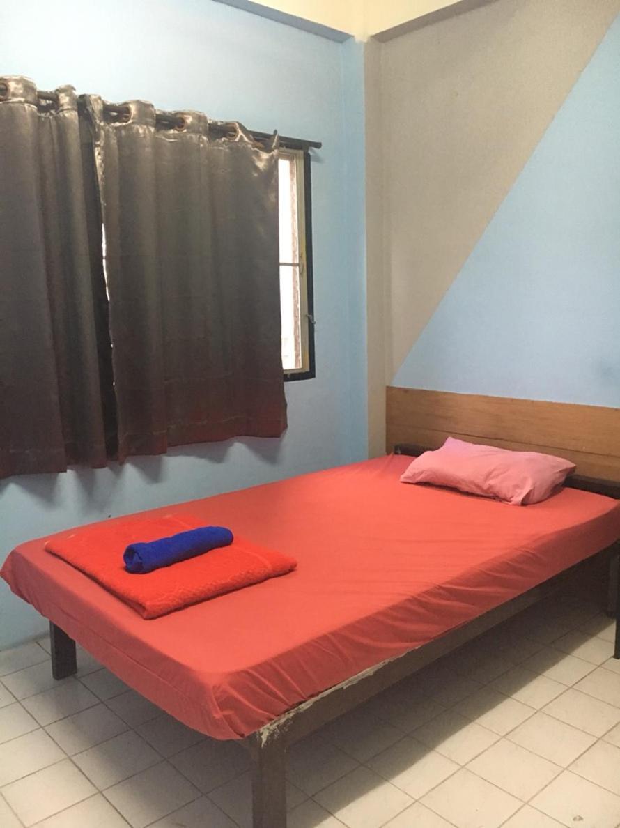 One Isra Hostel Чиангмай Екстериор снимка